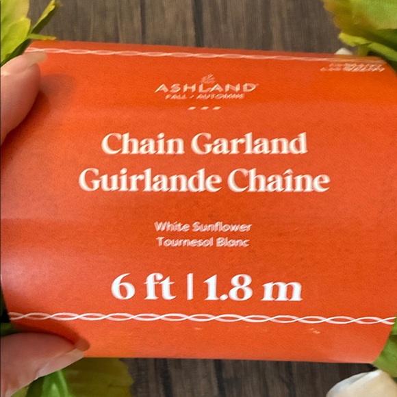 White Sunflower Garland - Picture 2 of 8